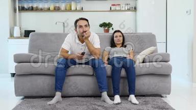 一个男人和他的妻子看电视