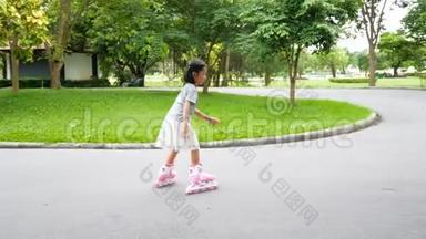 亚洲小女孩在车里拍照亚洲小女孩快乐地玩着滚轴游戏