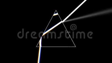棱镜将一束光线分成光谱的七种颜色。 <strong>光源</strong>旋转，给人美丽的彩虹
