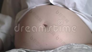 孕妇抚摸和抚摸腹部