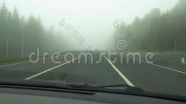 在浓雾中驾驶汽车。 能见度为零的恶劣天气状况。 客舱<strong>透视</strong>