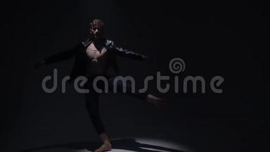 一个穿着皮夹克的<strong>芭蕾舞</strong>演员展示了阿拉伯式的<strong>动作</strong>，并在原地转动，<strong>动作</strong>缓慢
