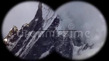 尼泊尔喜马拉雅山马查普查雷山的雪峰，也叫鱼尾山，通过望远镜可以<strong>看到</strong>