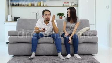 一个男人和他的妻子看电视