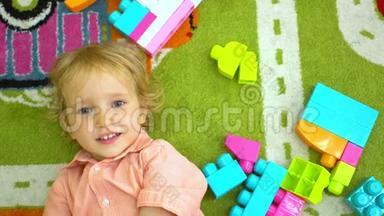 幼儿园幼儿发展过程中玩多色积木的可爱幼儿的俯视图