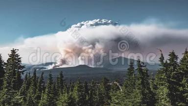 4K时移电影视频电影烟雾引起的大刷火宽拍摄在俄勒冈州，火山口湖国家公园。 4k