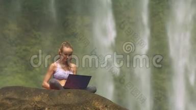 泡米水落石出的女士坐在笔记本电脑上
