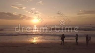 清晨日出在天空中的夏季海滩鸟瞰。 人们在沙滩上金色的天空中看着<strong>晨曦</strong>