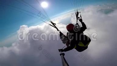 <strong>在</strong>天空、云层和天际线景观中，人滑翔伞<strong>在空中飞行</strong>。 角度自拍动作相机滑翔伞