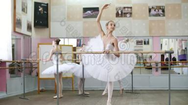 在<strong>芭蕾</strong>舞厅里，穿着白色<strong>芭蕾</strong>舞裙的女孩，包在<strong>芭蕾</strong>舞中，排练姿势，抬起腿