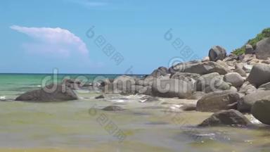 海岸上的大岩石和蓝色的<strong>海水</strong>。 石岸和碧<strong>海水</strong>上的晴空景观.. 泼水