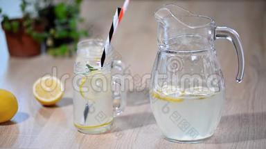 柠檬或莫吉<strong>托</strong>鸡尾酒，柠檬和薄荷，冷爽饮料或饮料与冰。