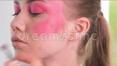 专业化妆师羽毛创意哑光唇膏，用于涂在眼睑和眼影上