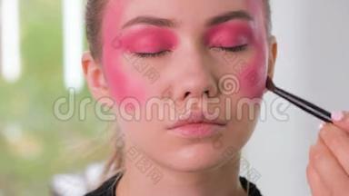 专业化妆师羽毛创意哑光唇膏，用于涂在眼睑和眼影上