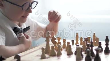 一个金发男孩正在下棋