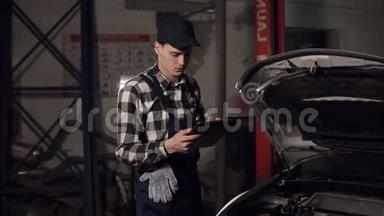 汽车服务技术人员使用数字平板电脑检查车辆内部。 汽车维修，保养，人的理念..