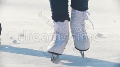 在溜冰场溜冰的花样滑冰`女孩的腿特写