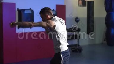 慢动作，微光场景男拳击手在健身房训练，<strong>皮影</strong>戏。