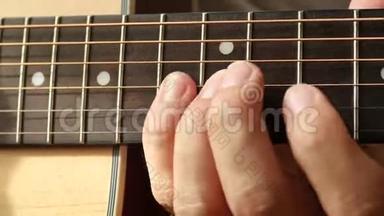 吉他<strong>弹拨</strong>板特写的音乐家手指
