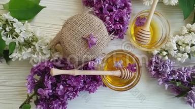 蜂蜜有机天然丁香花，木质背景，美味