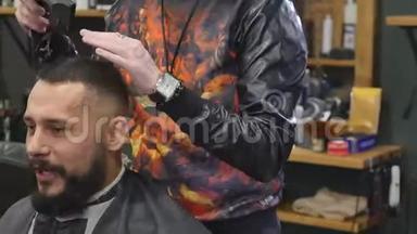 理发师理发店。 男人`理发师。 理发师剪客户端机器理发。