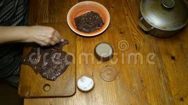 厨师在木切割板上撒上香料和盐<strong>生牛肉</strong>肝或肉排。