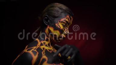 一个女孩的身体在她的身体上画着一个火山熔岩的图像，手指着她的身体