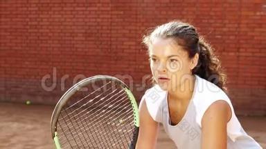 年轻的女网球运动员集中精力在她的比赛上的特写照片