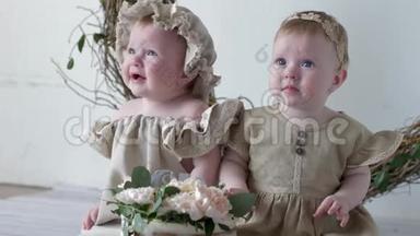 穿着连衣裙的生日姐妹们坐在墙上背景的摄影棚里，装饰着照片