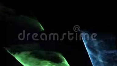 激光表演。 抽象的<strong>绿色</strong>和蓝色<strong>光线</strong>透过烟雾在黑暗的背景上发光。