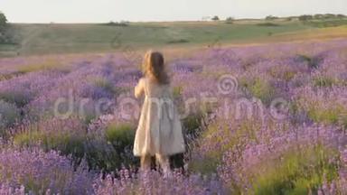 可爱的小女孩欢快地逃离，快乐地在薰衣草的田野间跳跃