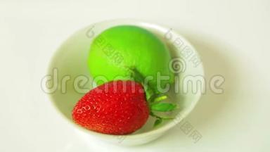 青柠果和<strong>熟了</strong>的草莓在一个白色的盘子里旋转一圈.. 从上面看