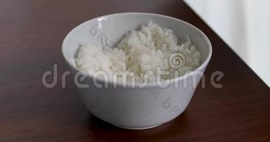 女人用筷子吃白米饭