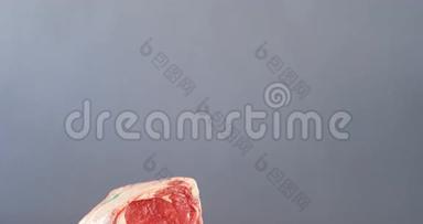 生牛肉排骨和切刀