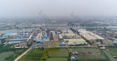 中国河岸上的工业商店。 河岸上的植物