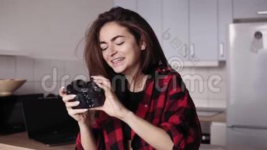 年轻迷人的黑发<strong>女孩正</strong>在做滑稽的<strong>脸</strong>，试图用专业的照片相机自拍。