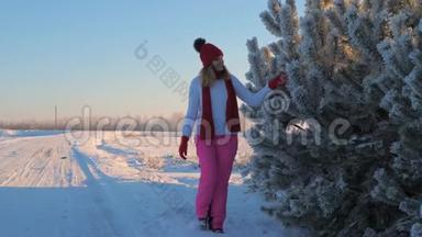 女人在<strong>冬天</strong>的雪道上行走，被<strong>霜冻</strong>的树木之手抚摸。