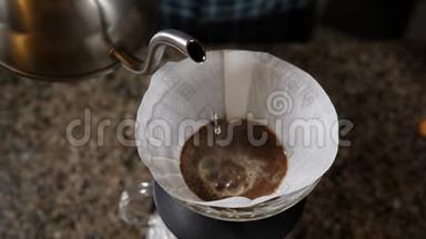 咖啡师在纸过滤器里倒水。 在咖啡屋煮咖啡。 全高清