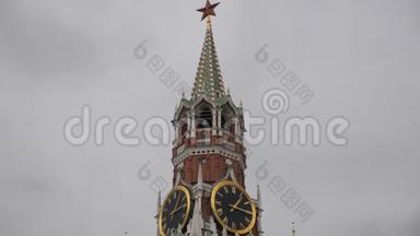 斯帕斯基塔上的烟囱。 红场莫斯科克里姆林宫斯帕斯基大厦的钟响. 俄罗斯。