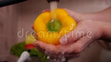 女人在厨房洗手池洗手黄钟椒
