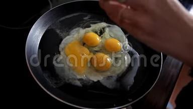 早上，女孩在家里厨房准备早餐，在煎锅里打碎鸡蛋。 特写镜头。 煮鸡蛋