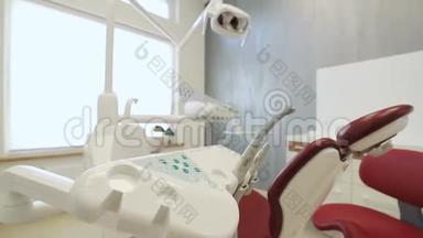 牙医工作场所设有牙科室和椅子