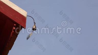 挂在亚洲寺庙屋顶上的黄铜钟