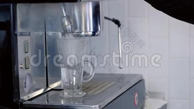 专业咖啡师从饮水机、手特写为爱尔兰咖啡倒热水。
