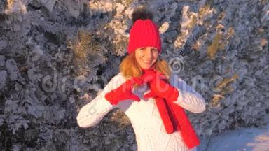 冬季户外故事4K中可爱的女人用双手微笑