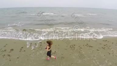 在海岸线上看房，女人在海滩上跑步，运动和健康