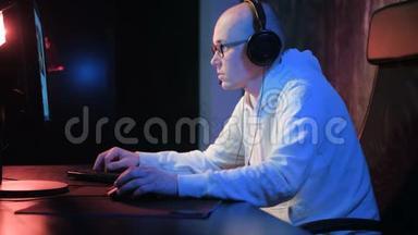 专业玩家在个人电脑上玩激烈的电子游戏。 玩网络竞技游戏的年轻人