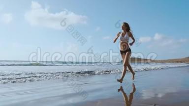 健身跑步女子在海滩上跑步，听音乐动机与手<strong>机壳</strong>运动臂带。 运动运动员