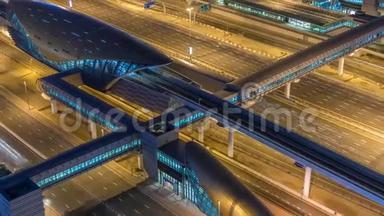 迪拜地铁和有轨电车站<strong>的</strong>未来式建筑和夜间穿越后<strong>的</strong>豪华摩天大楼