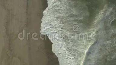 海浪撞击海滩上的岩石。